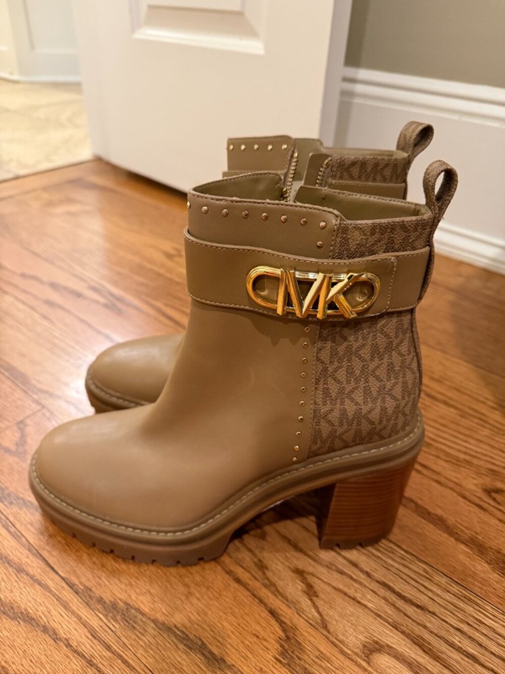 Brand New Michael Kors Brown / Tan MK Logo Strap Ankle Bootie Sz 9 - Picture 5 of 5